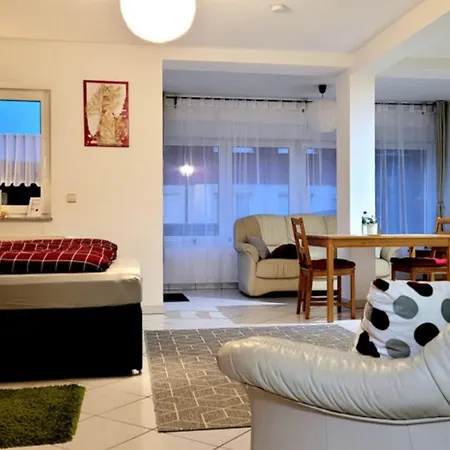 Apartamento Wohlfuehl-ferienwohnung Mit Tiefgarage Im Gruenen Oberhof (Thuringia)