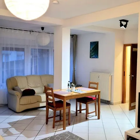 Wohlfuehl-ferienwohnung Mit Tiefgarage Im Gruenen Apartamento